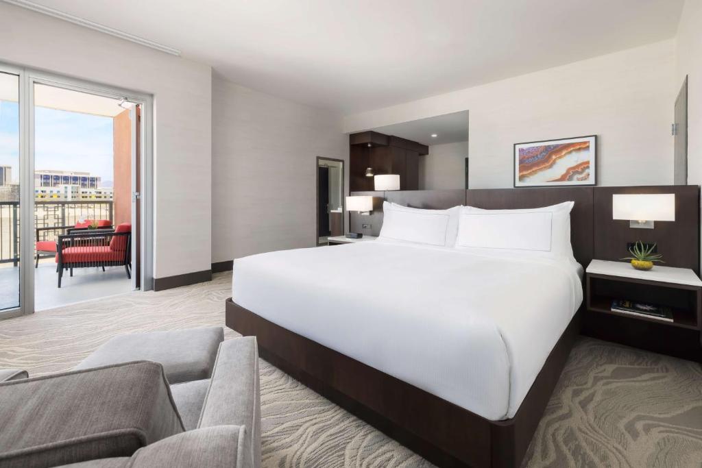 Postel nebo postele na pokoji v ubytování Doubletree By Hilton Tucson Downtown Convention Center