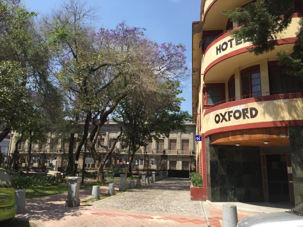 um edifício com um sinal que lê oxford em Hotel Oxford em Cidade do México