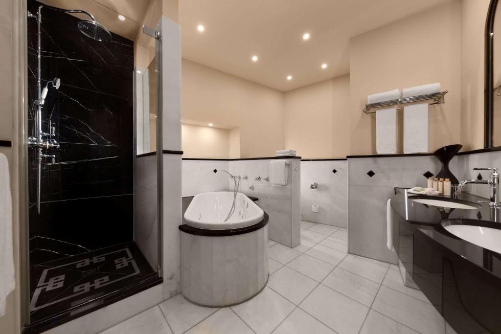 Wasserturm Hotel Cologne, Curio Collection by Hilton - Resim 11