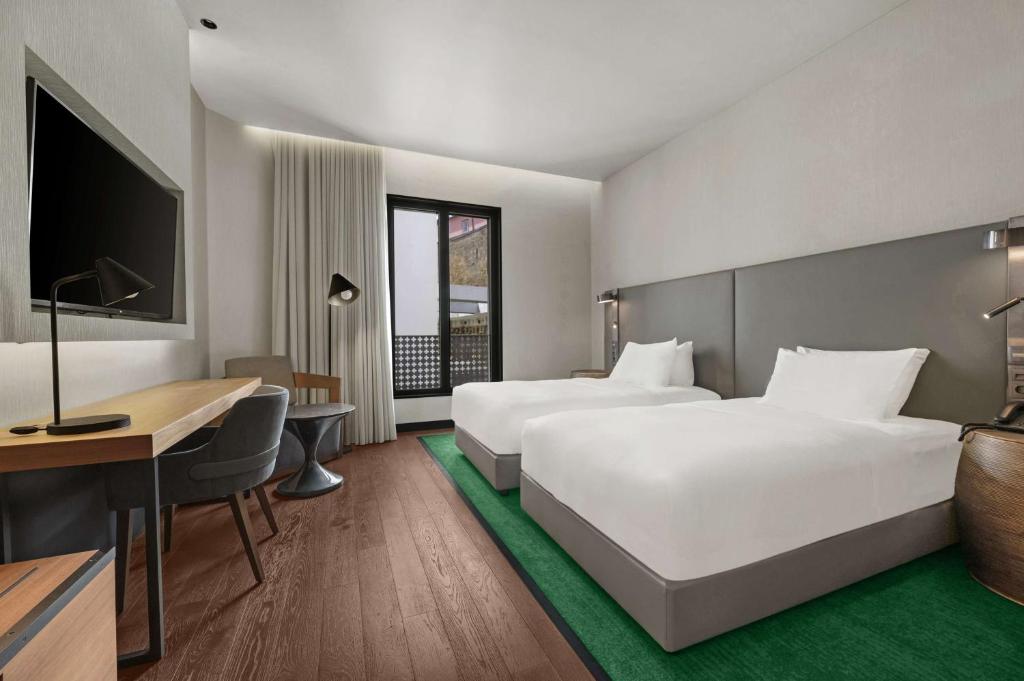 Cama ou camas em um quarto em Hilton Porto Gaia