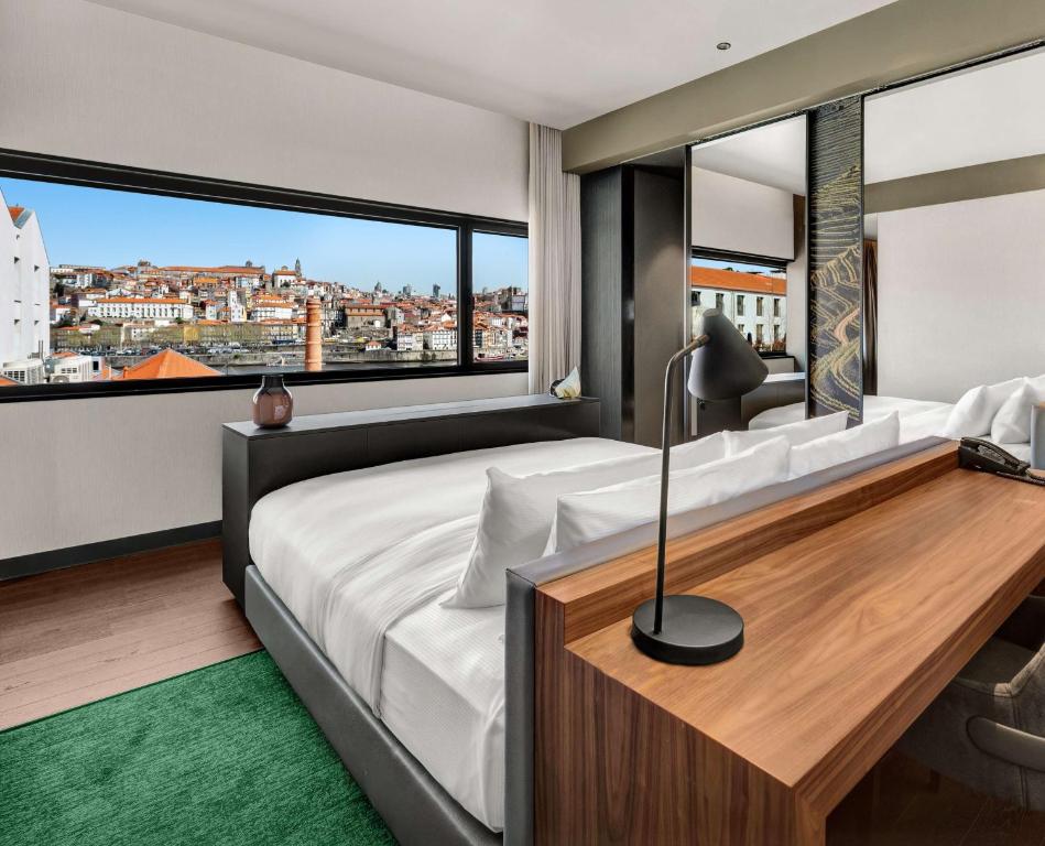 Cama ou camas em um quarto em Hilton Porto Gaia