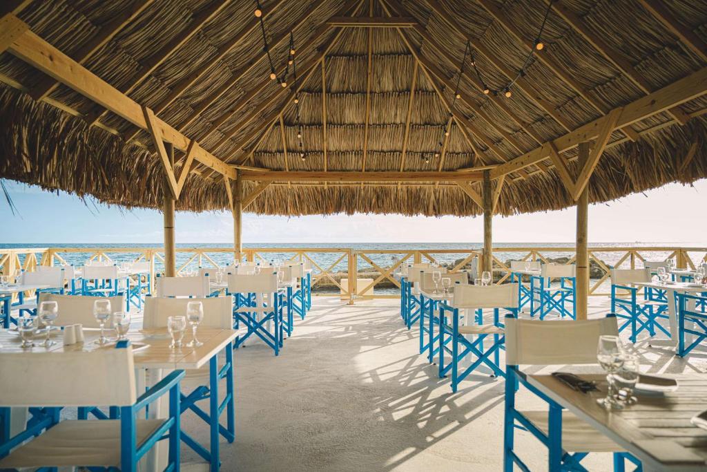 Restoran või mõni muu söögikoht majutusasutuses Mangrove Beach Corendon Curacao All-Inclusive Resort, Curio by Hilton