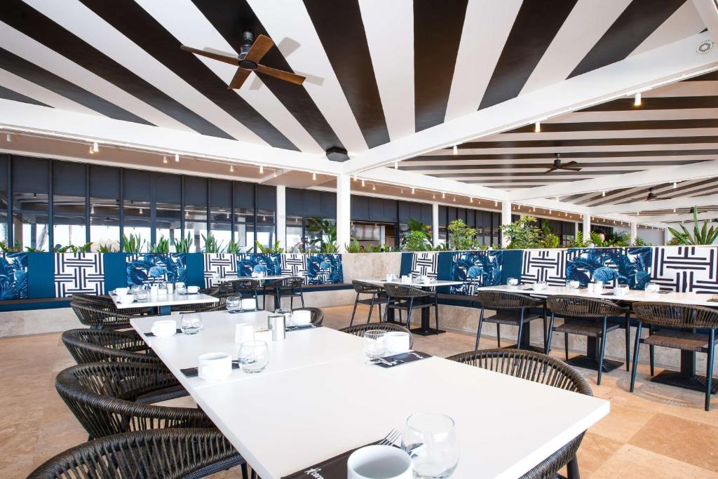 Restoran või mõni muu söögikoht majutusasutuses Mangrove Beach Corendon Curacao All-Inclusive Resort, Curio by Hilton
