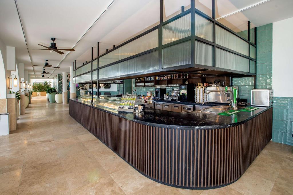 Restoran või mõni muu söögikoht majutusasutuses Mangrove Beach Corendon Curacao All-Inclusive Resort, Curio by Hilton