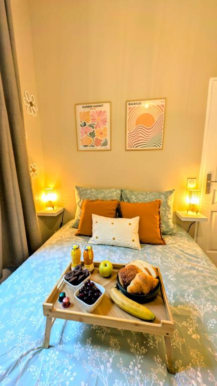 a tray of food on top of a bed at Le vintage RDC in Abbeville