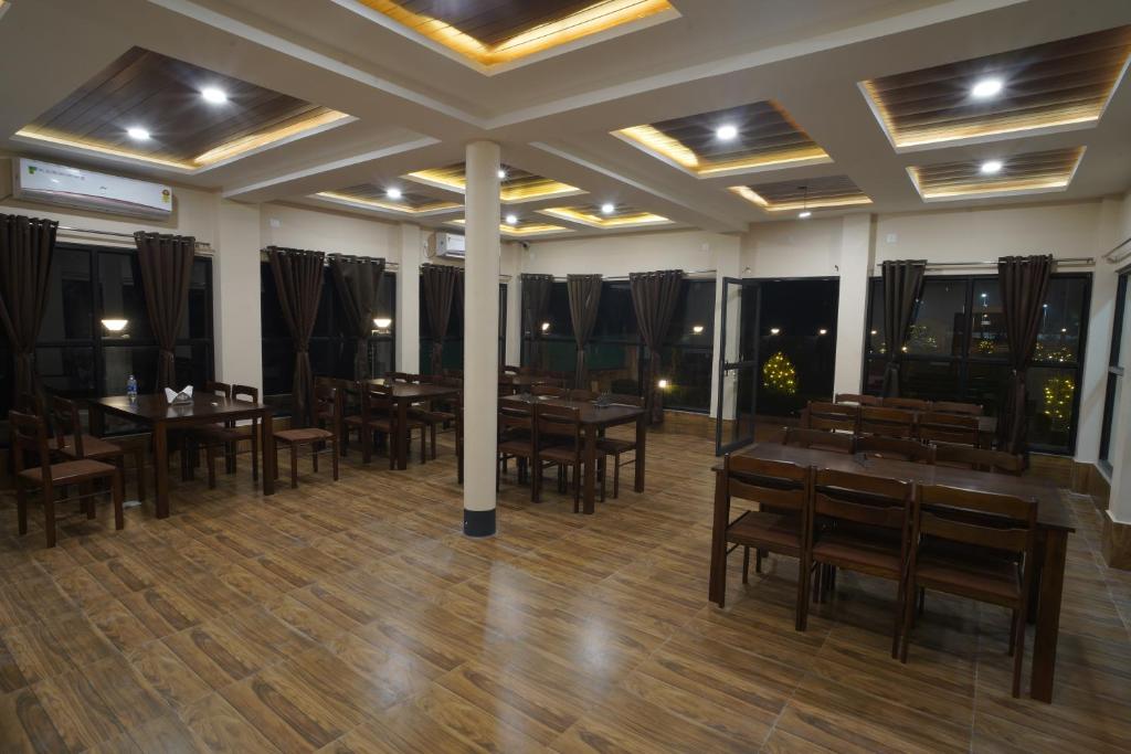 Restaurace v ubytování Hotel Debanjan