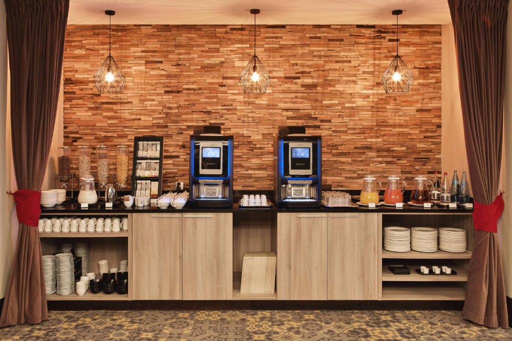 Příslušenství pro přípravu čaje a kávy v ubytování DoubleTree by Hilton Lyon Eurexpo & Spa
