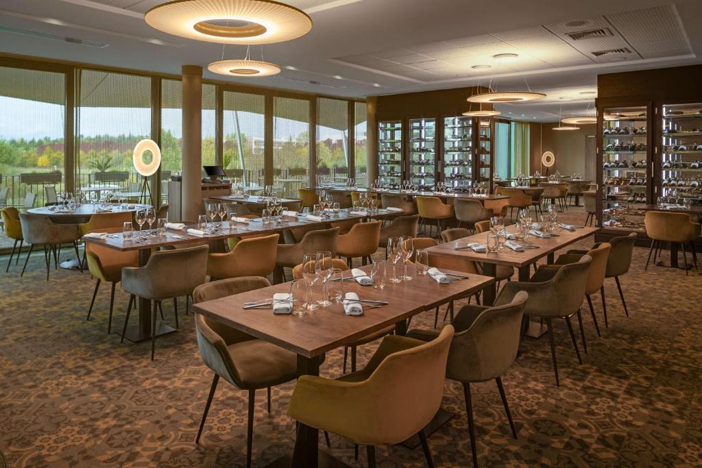 Restaurace v ubytování DoubleTree by Hilton Lyon Eurexpo & Spa