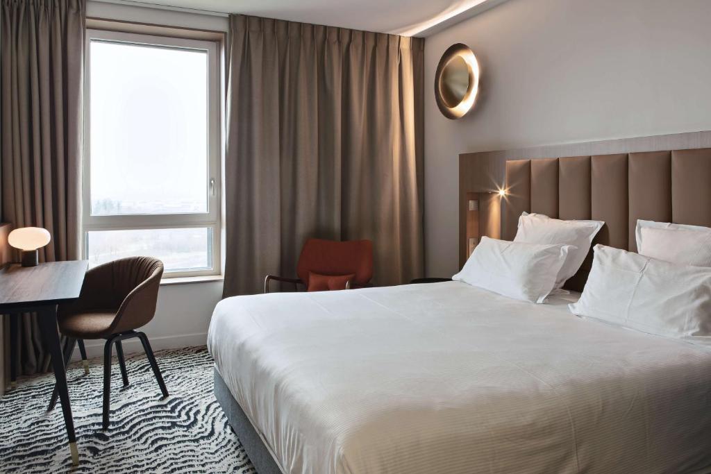 Postel nebo postele na pokoji v ubytování DoubleTree by Hilton Lyon Eurexpo & Spa