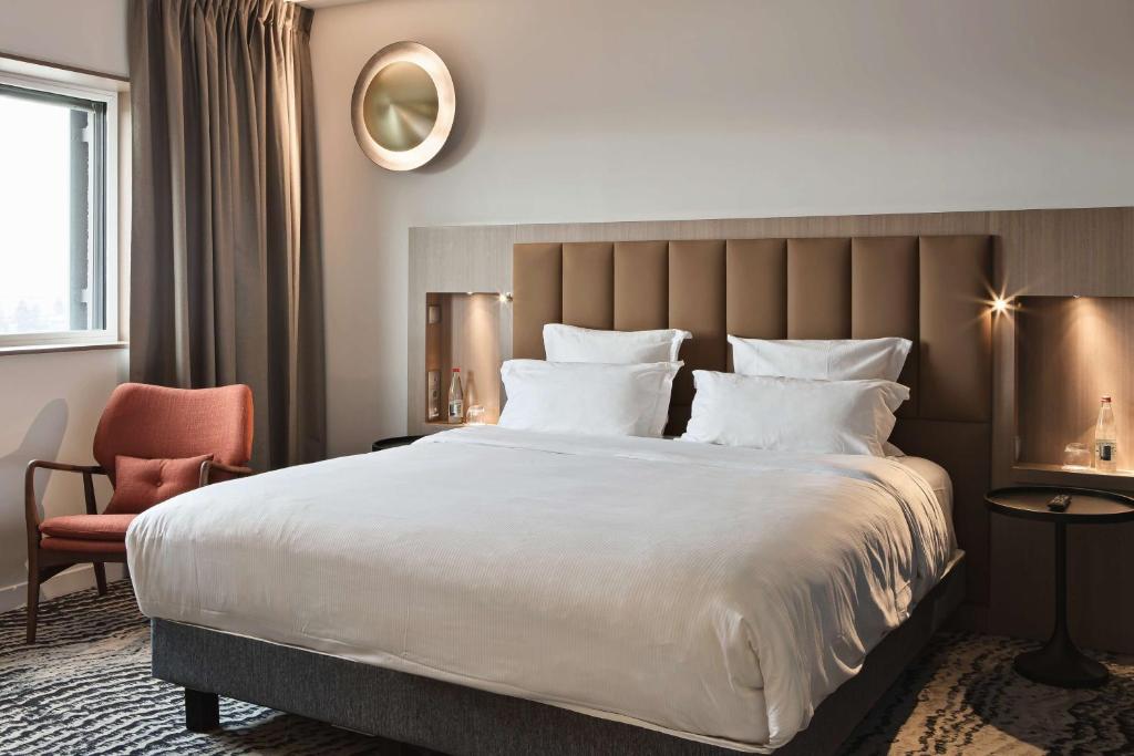 Postel nebo postele na pokoji v ubytování DoubleTree by Hilton Lyon Eurexpo & Spa