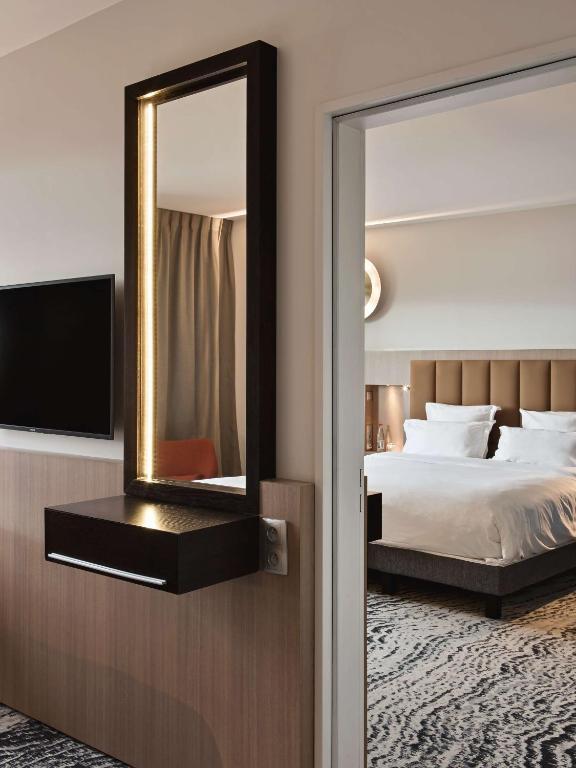 Postel nebo postele na pokoji v ubytování DoubleTree by Hilton Lyon Eurexpo & Spa