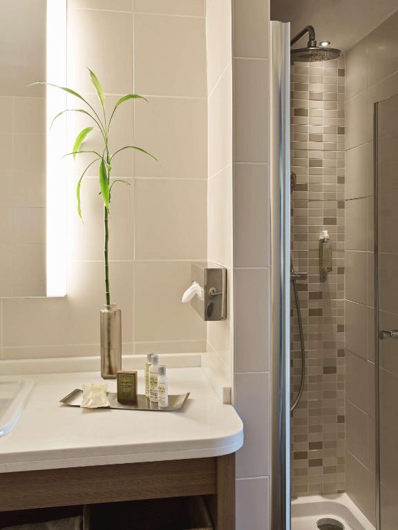 Koupelna v ubytování DoubleTree by Hilton Lyon Eurexpo & Spa