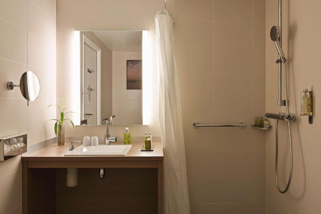 Koupelna v ubytování DoubleTree by Hilton Lyon Eurexpo & Spa