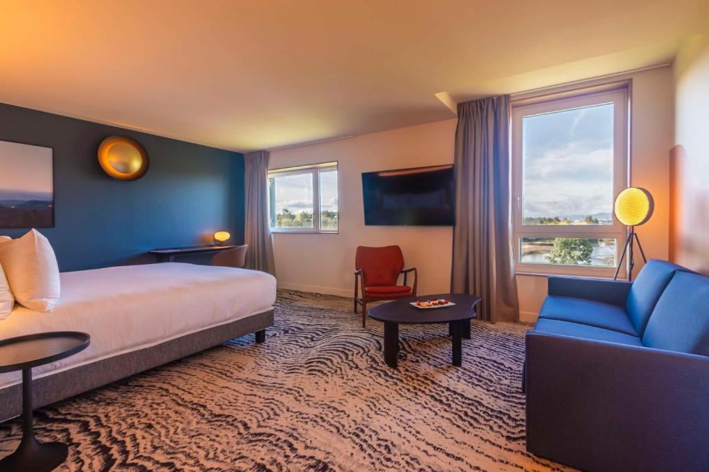 Postel nebo postele na pokoji v ubytování DoubleTree by Hilton Lyon Eurexpo & Spa