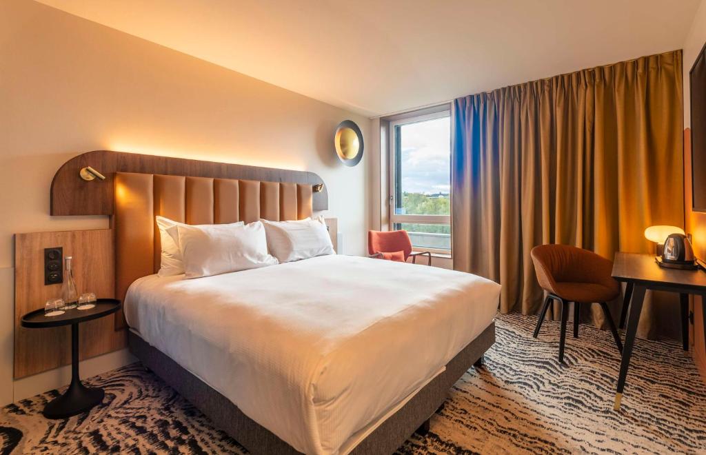 Postel nebo postele na pokoji v ubytování DoubleTree by Hilton Lyon Eurexpo & Spa