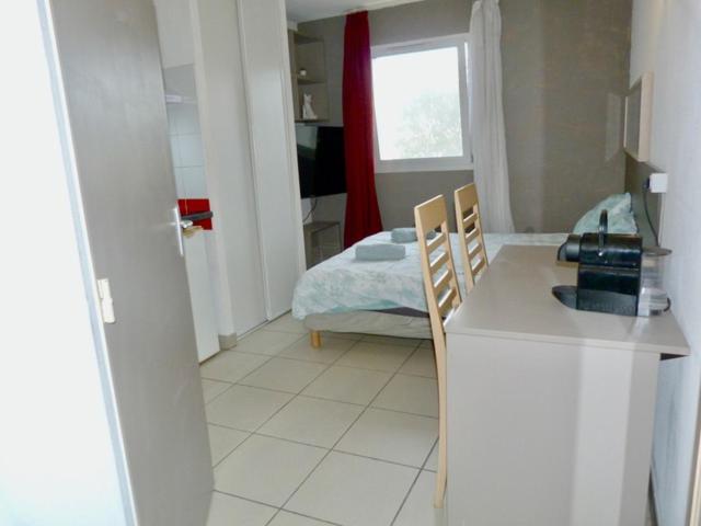 - une cuisine avec évier et un lit dans une chambre dans l'établissement Studio N 6, à Aix-en-Provence