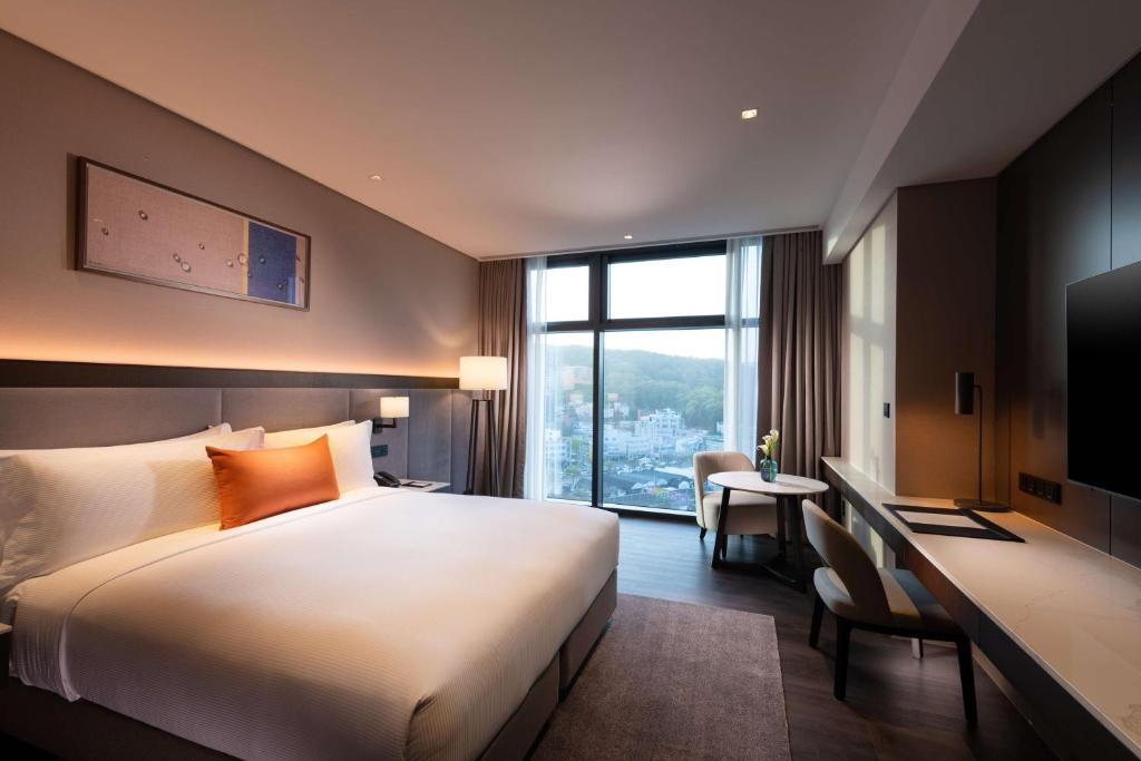Postel nebo postele na pokoji v ubytování DoubleTree By Hilton Seoul Pangyo