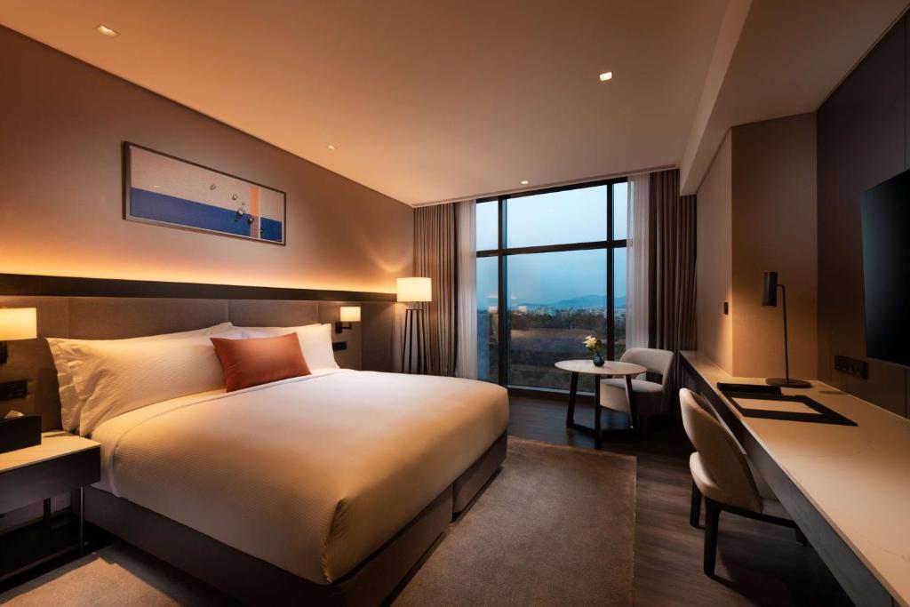 Postel nebo postele na pokoji v ubytování DoubleTree By Hilton Seoul Pangyo