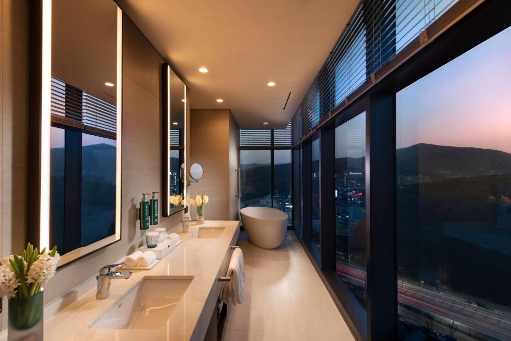 Koupelna v ubytování DoubleTree By Hilton Seoul Pangyo