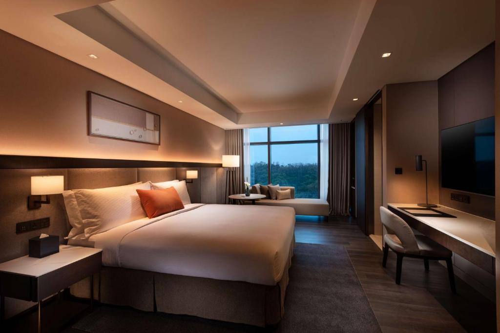 Postel nebo postele na pokoji v ubytování DoubleTree By Hilton Seoul Pangyo