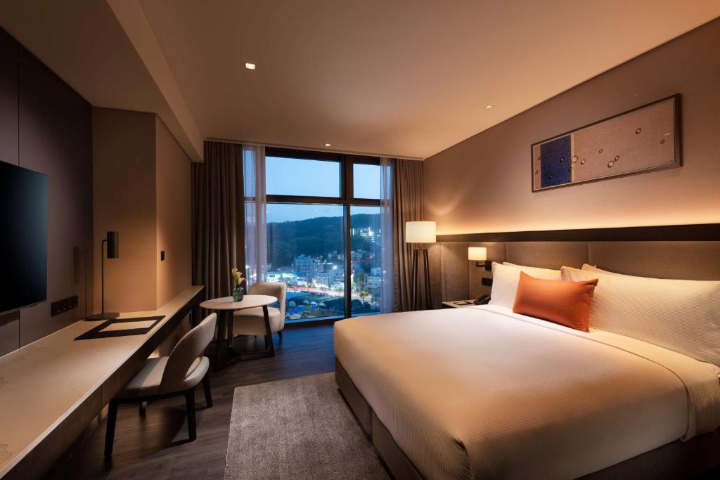 Postel nebo postele na pokoji v ubytování DoubleTree By Hilton Seoul Pangyo