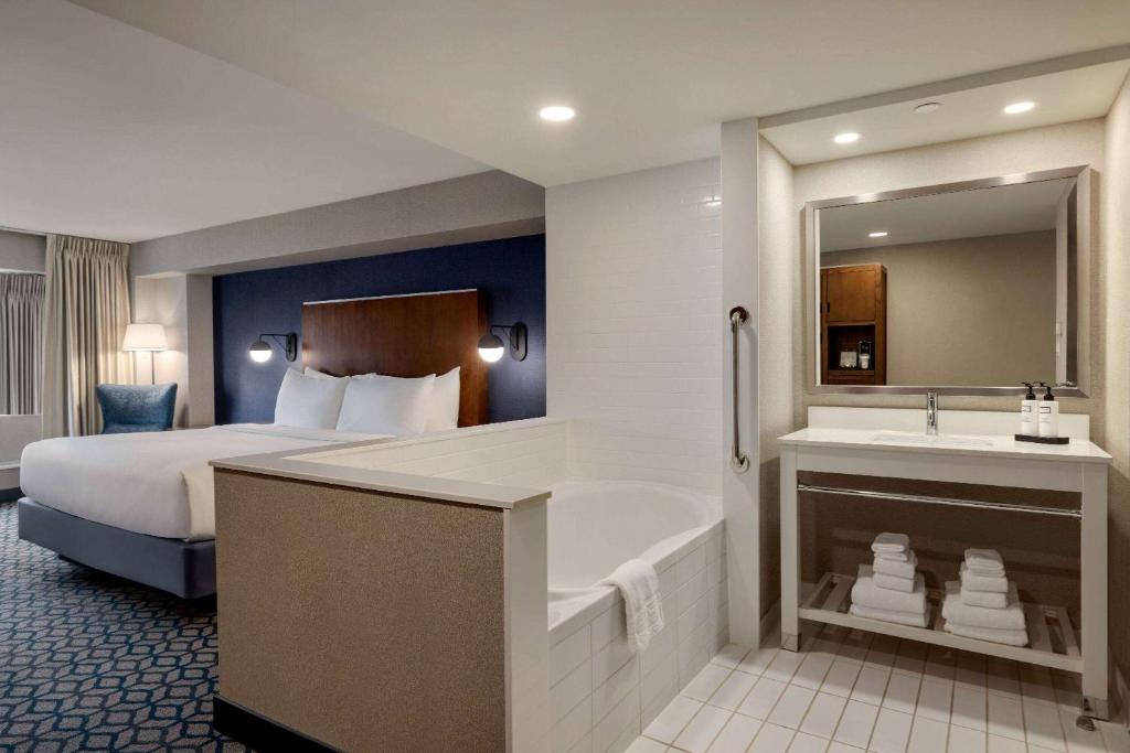 
Deluxe, 1 King Bed, Non-Smoking
