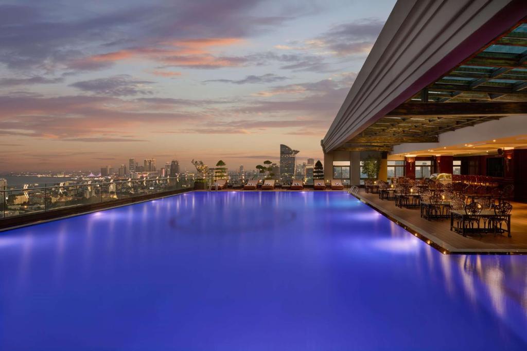 Hồ bơi trong/gần Wyndham Grand Phnom Penh Capital