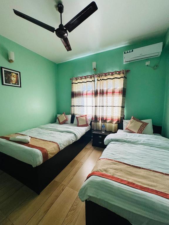 Llit o llits en una habitació de Hotel Pokhara Paradise