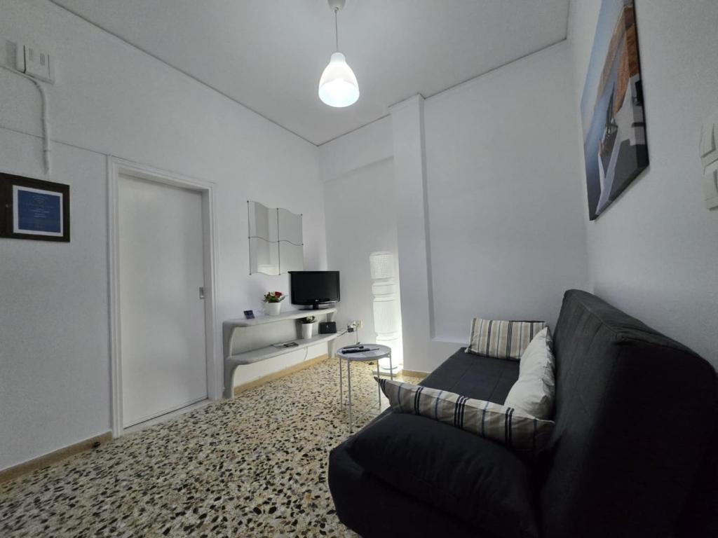 TV o dispositivi per l'intrattenimento presso Maraki's Little House Santorini