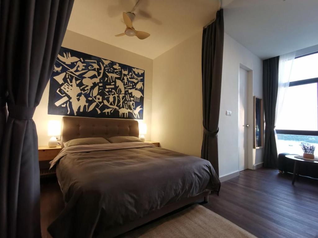 een slaapkamer met een bed met een zwarte deken en een raam bij The Shore Artsy Studio Kota Kinabalu in Kota Kinabalu
