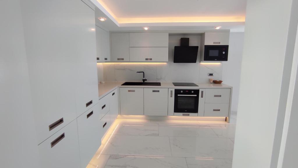 A kitchen or kitchenette at Elite Luxury Suite & Spa