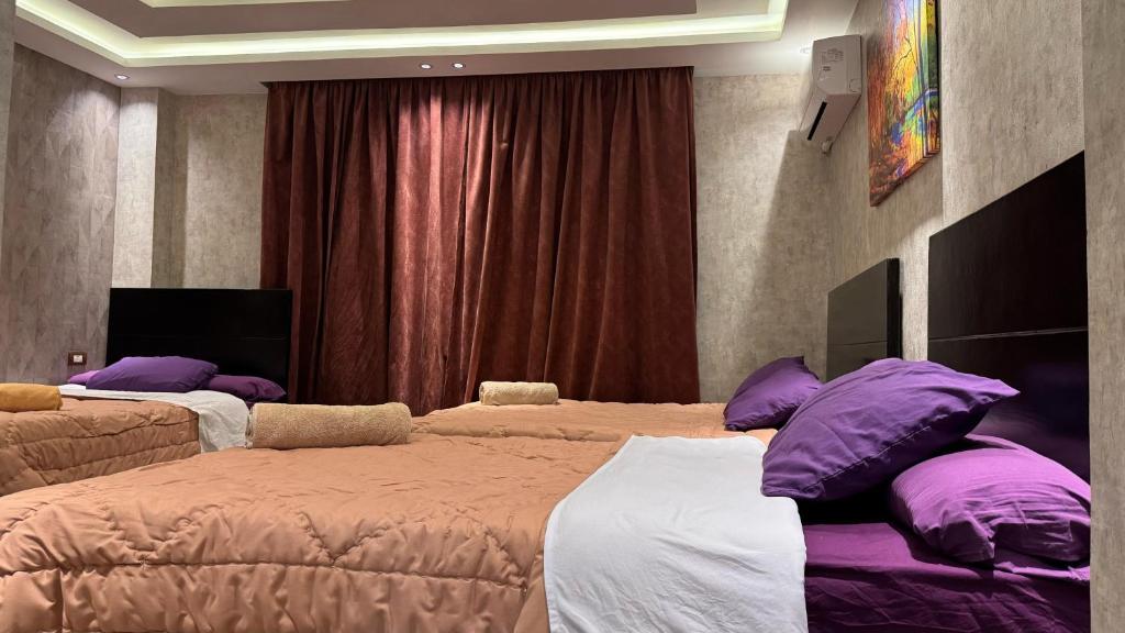 Postel nebo postele na pokoji v ubytování Pyramids Planet Hotel