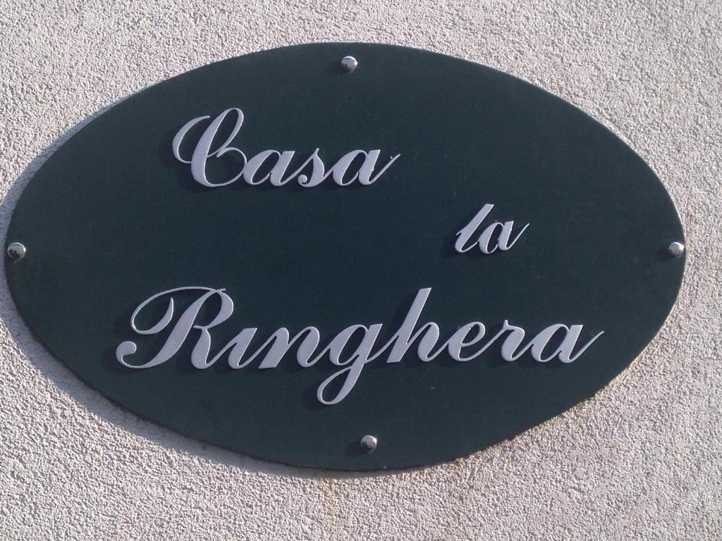 um sinal que diz la masia na Riviera em Casa La Ringhera em Cesano Maderno