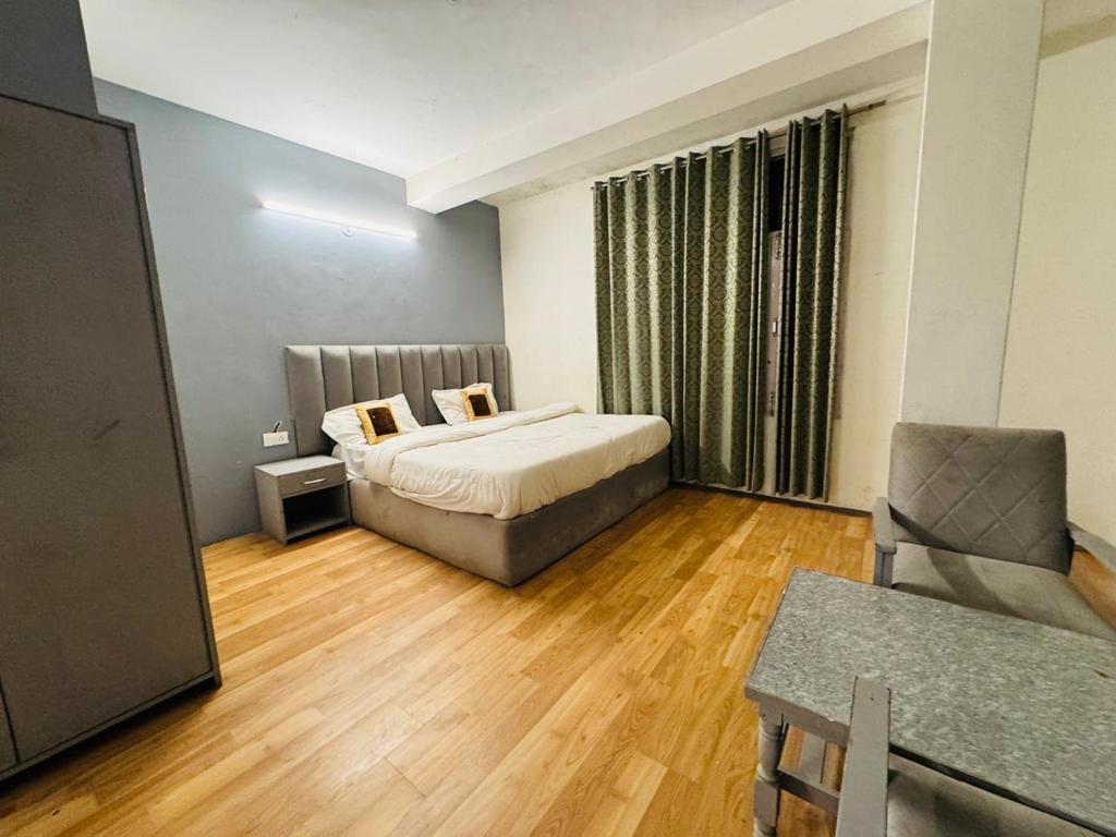 Postel nebo postele na pokoji v ubytování Hotel new # Link Way # Near Zing bus stand