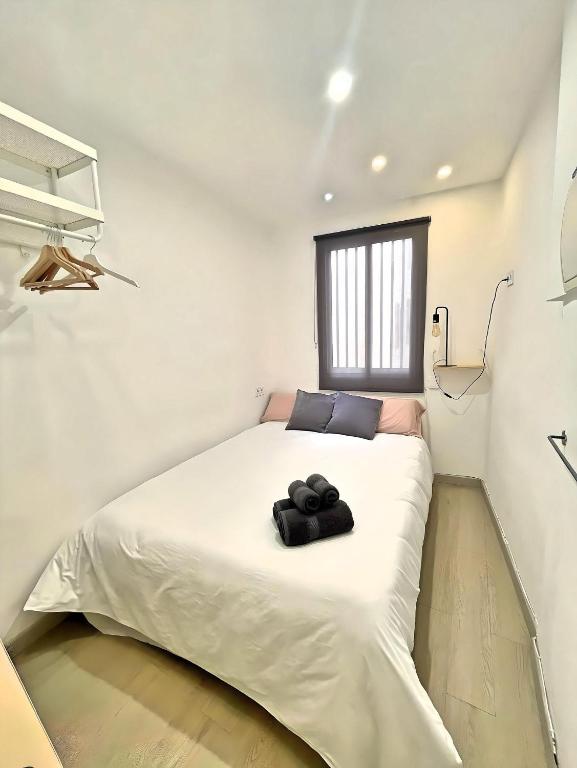 A bed or beds in a room at Excellent location Malaga centro historico 2 bed flat