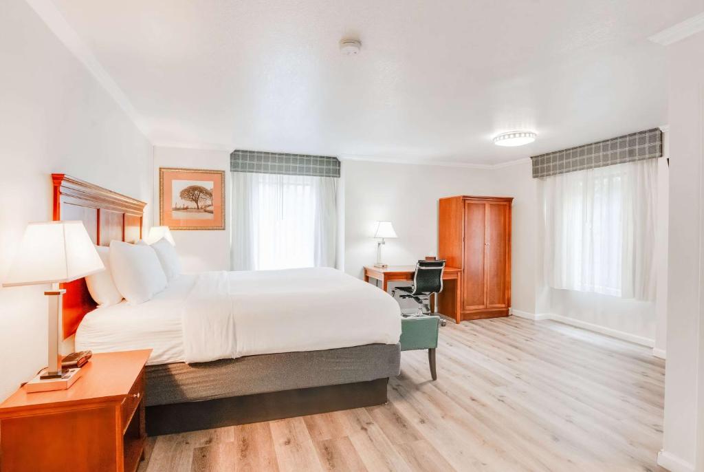 Ramada by Wyndham Mountain View photo