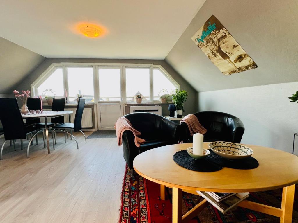Posezení v ubytování Penthouse-lägenhet med två sovrum & terass med havsutsikt
