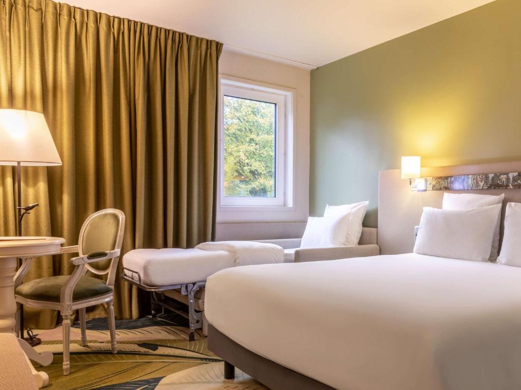 Postel nebo postele na pokoji v ubytování Hotel Mercure Parc du Coudray - Barbizon