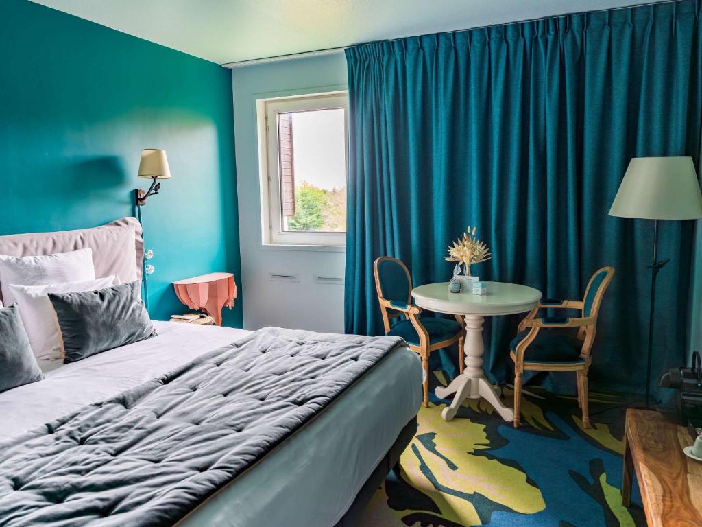 Postel nebo postele na pokoji v ubytování Hotel Mercure Parc du Coudray - Barbizon