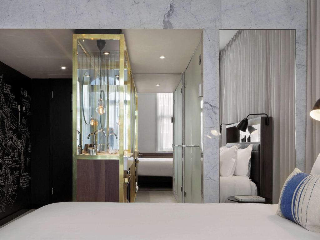 INK Hotel Amsterdam - MGallery Collectionにあるベッド