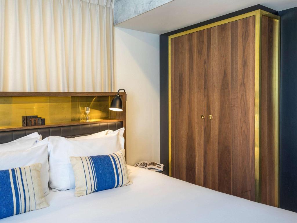 INK Hotel Amsterdam - MGallery Collectionにあるベッド