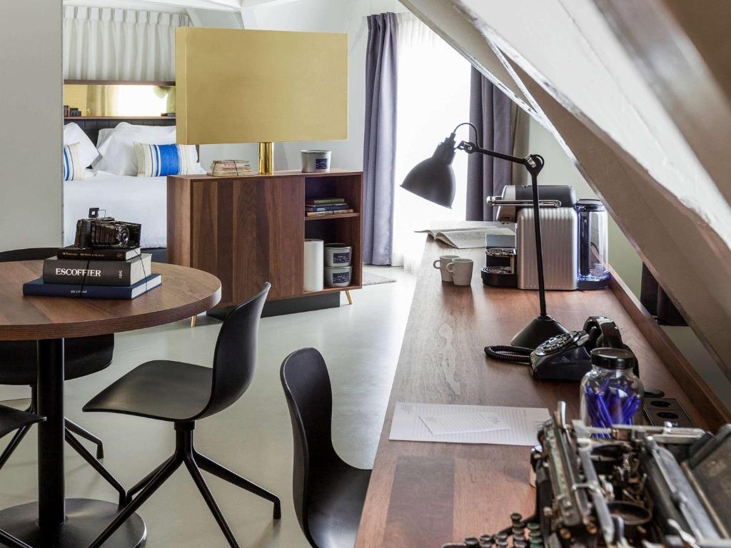 INK Hotel Amsterdam - MGallery Collectionにあるキッチンまたは簡易キッチン