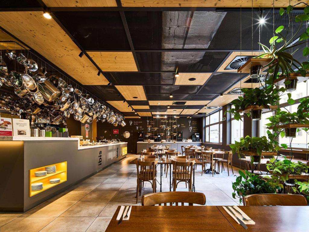 Restauracja lub miejsce do jedzenia w obiekcie Ibis Praha Wenceslas Square