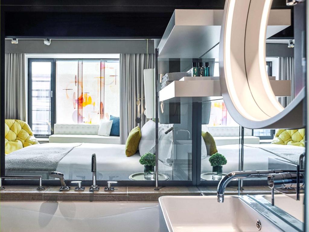 Postel nebo postele na pokoji v ubytování Sofitel Munich Bayerpost