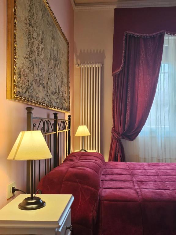 A bed or beds in a room at Chiantirooms Guesthouse