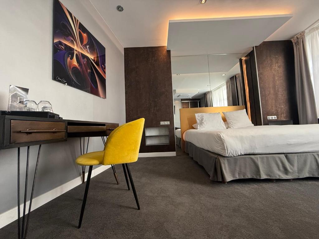 Postel nebo postele na pokoji v ubytování LOGIS Hôtel Borel
