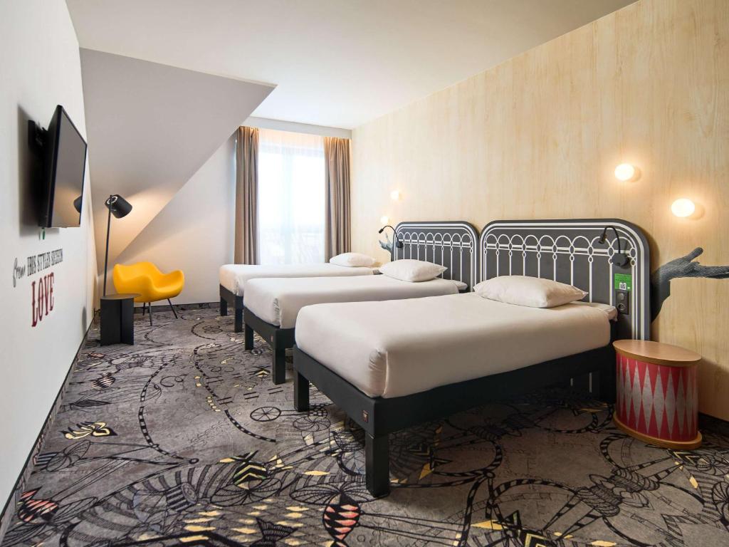 Postel nebo postele na pokoji v ubytování ibis Styles Szczecin Stare Miasto