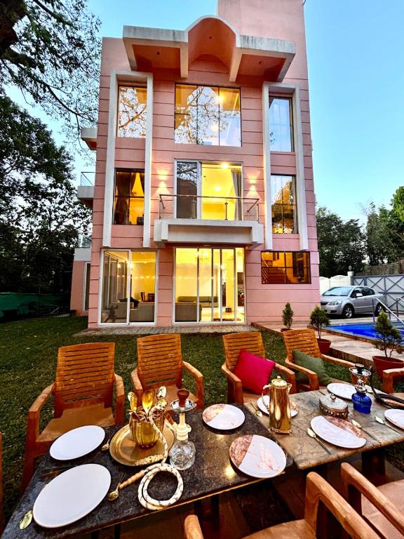Nápoje v ubytování Amy Villa Lonavala luxury 5bhk with private swimming pool