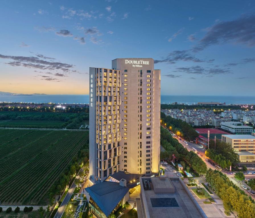 煙台市にあるDoubletree By Hilton Yantai Golden Coast Hotel & Suitesの都会の高層ビルの上面