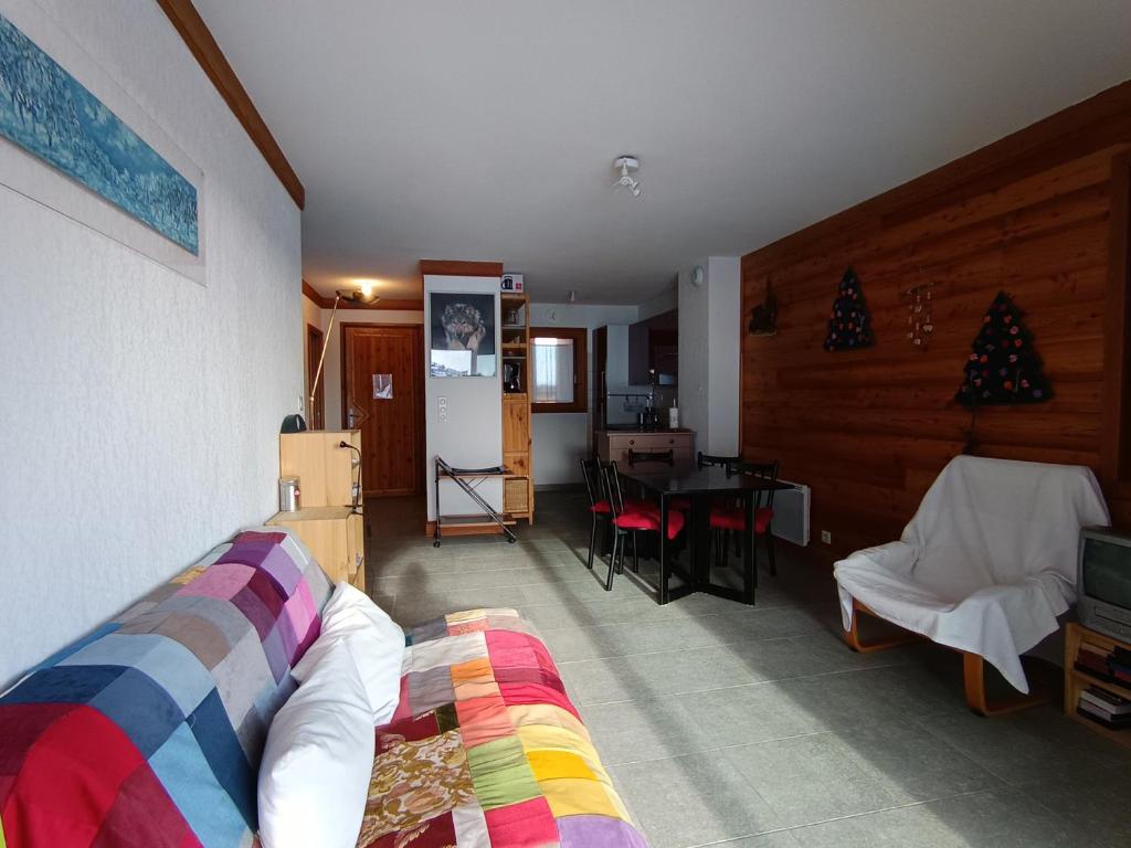 une chambre avec un lit et une salle à manger avec une table dans l'établissement Appartement spacieux et lumineux, accès direct pistes, animaux acceptés - FR-1-445-17, à Montgenèvre
